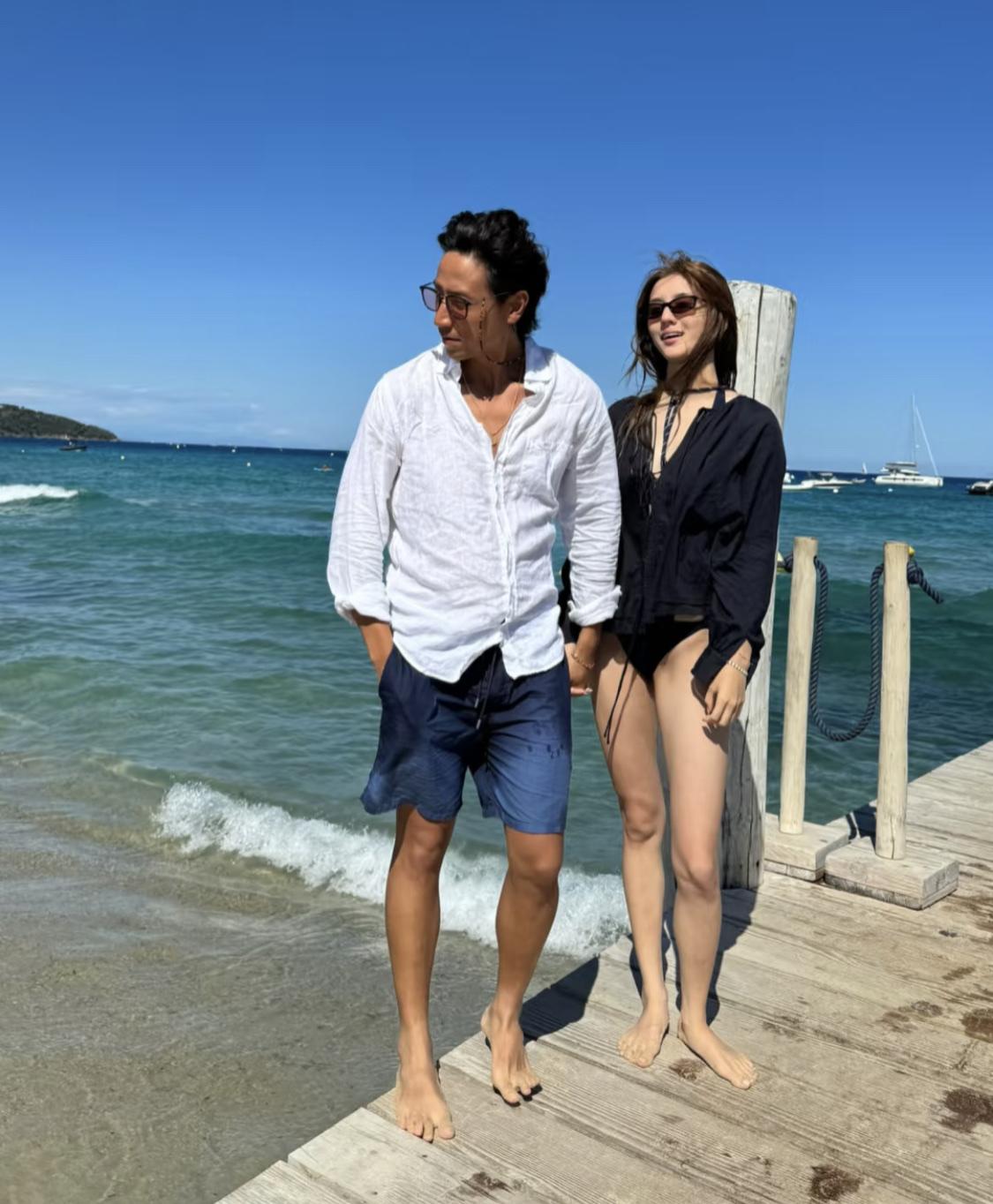吴千语晒与老公施伯熊的度假照片，施伯熊的侄子也有处境，与施伯熊仿佛是公用一张脸。