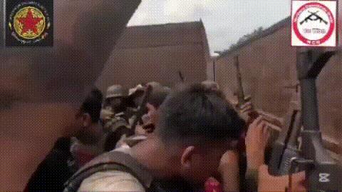 现场曝光：缅甸武装分子偷袭政府军，藏进中国制造的卡车后斗进城，看见人就一通乱射。