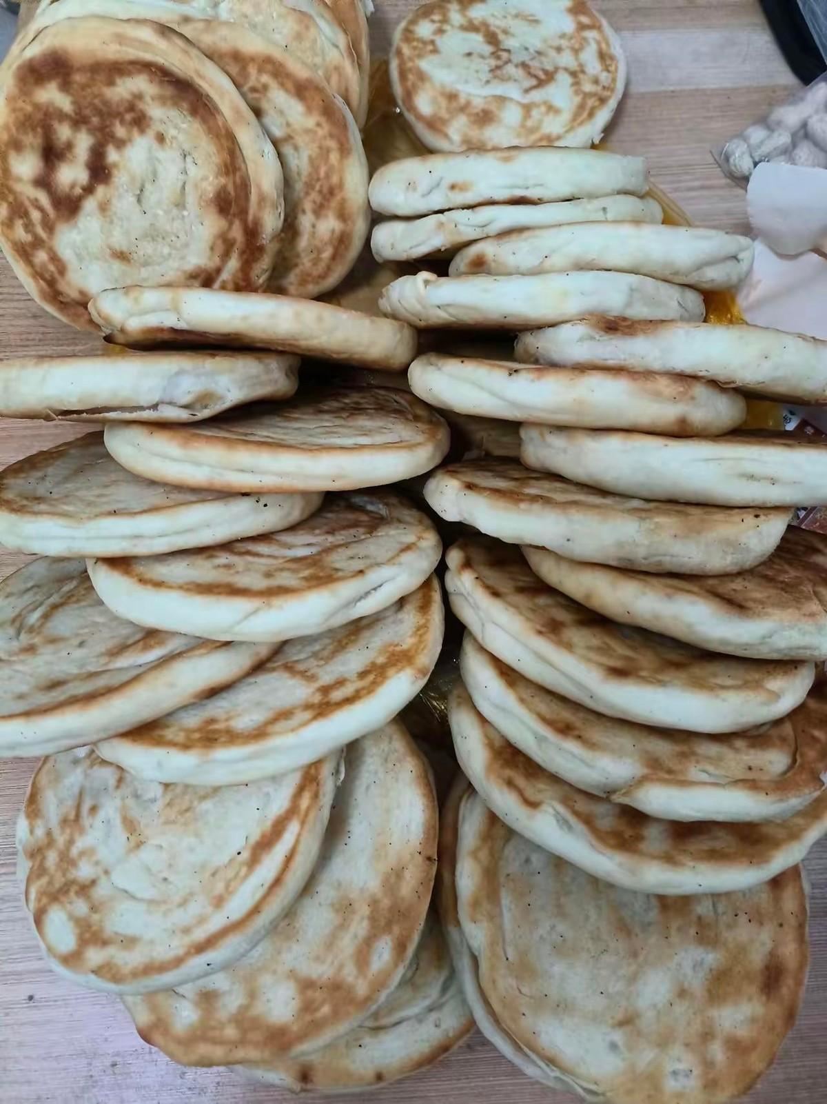 回城那天，婆婆天不亮就起来烙饼，白面饼烙出焦黄花，等我起床案板上已堆成小山，快五