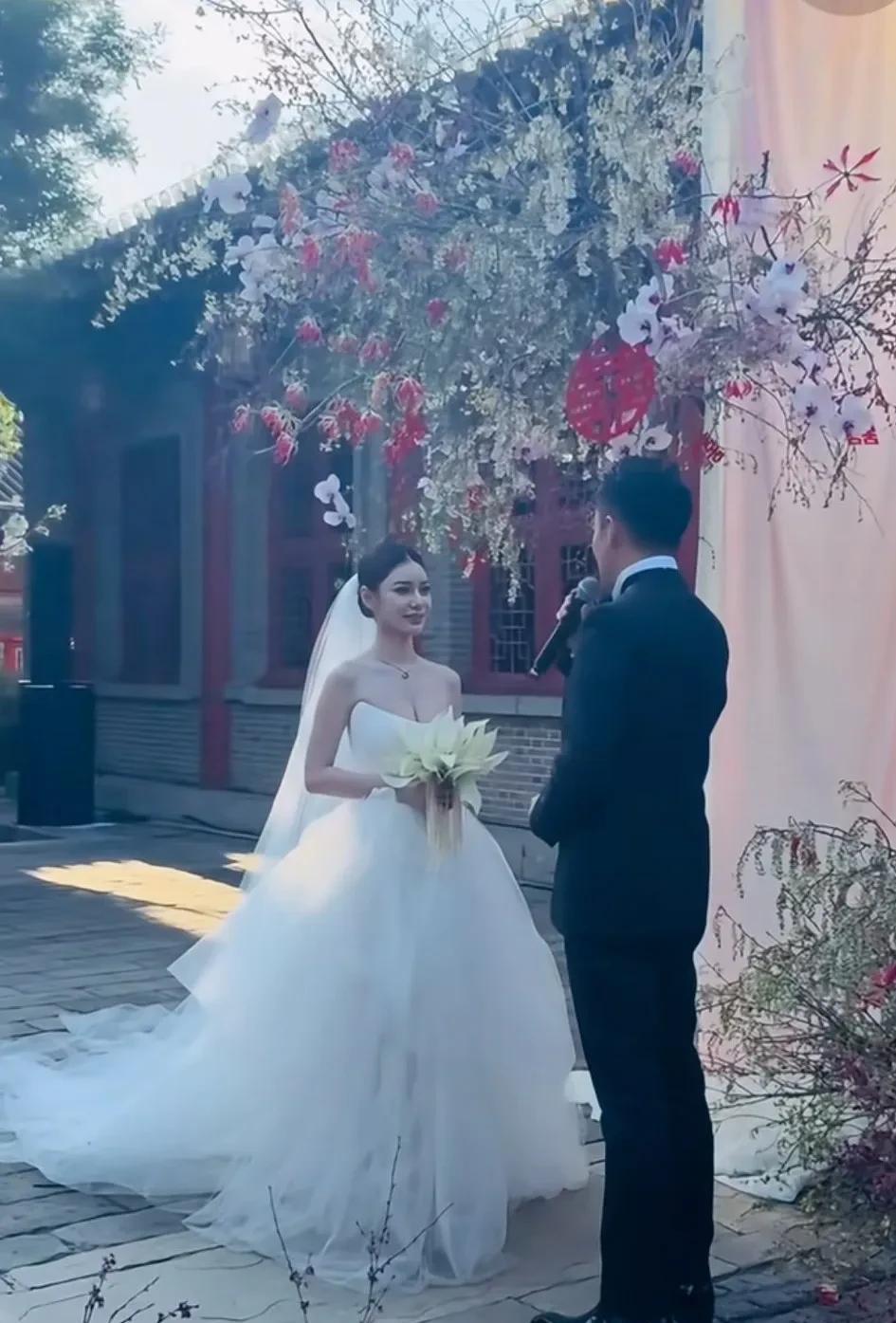 马筱梅终于如愿荣升为汪太太了！婚礼现场尽显端庄万万没想到，宣读誓言的时候，汪