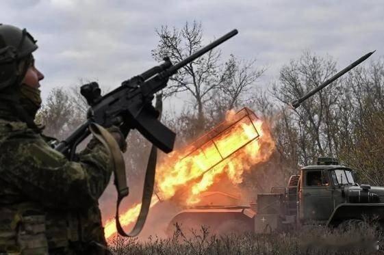 凤凰新闻【俄军如潮涌入红军城,顶着枪林弹雨拼刺刀,乌军打不完根本打不完】红军城局