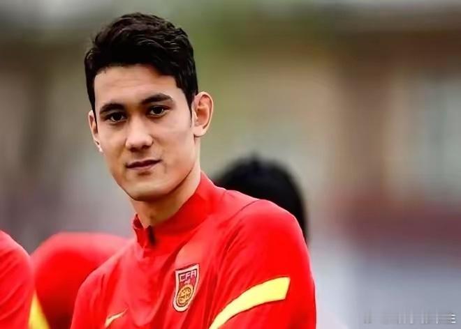 20岁的拜合拉木，刚收到国足发的奖金。手机一亮，那数字让他能在车行大声喊：“提车