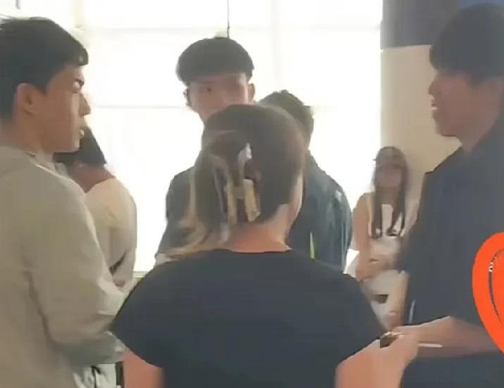 头哥就是头哥，“哥”可不是白叫的！在机场大头全程用流利的英语和外国女士对话！