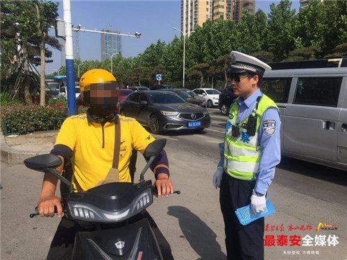 外卖员逆行被拦后交警这一举动，为何让无数网友破防？视频里，深夜街头，外卖小哥因