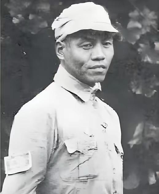 1933年，红九军军长何畏拔出手枪，对准作战科长周希汉的脑袋，＂砰砰砰砰砰＂连开