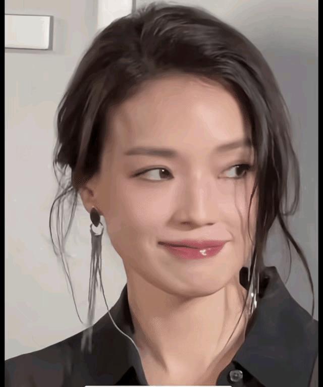 舒淇这颜值简直太抗打了，她怎么越老越漂亮呢！舒淇单看五官都不是特别漂亮，但组合