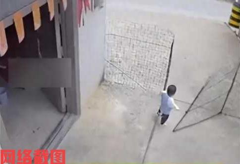 广西柳州有两岁小男孩从家里走出。小男孩随意从家里走出到大路上还是应令家人担心