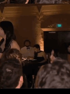 自取其辱的询问人家口袋里是振动遥控器吗，还是你只是对来到这里感到兴奋？人家回答