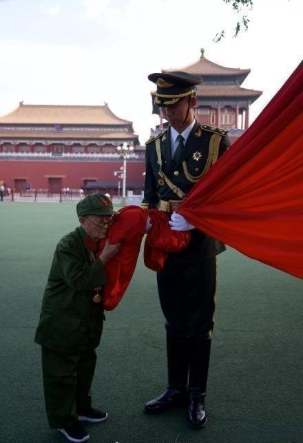 每每看到这张照片，还是会直戳心灵深处，一位老兵的无声告白，致敬中国军人！