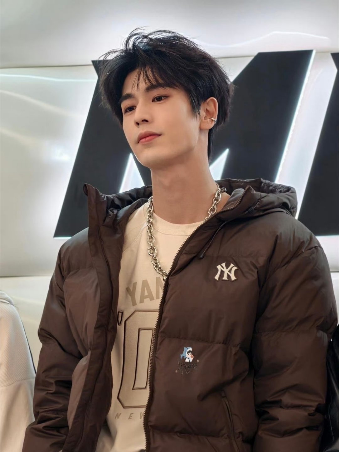 张凌赫摄影师撕拉片不是P的张凌赫颜值确实很顶吧，P不P怎么了，生图照样抗打