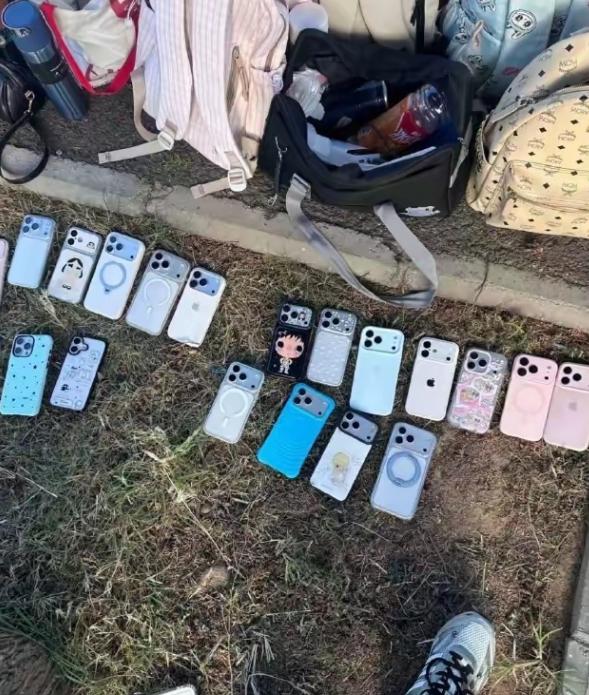军训集合时，几十部手机被整整齐齐放在草坪上，最扎眼的不是数量，而是远远看过去，品