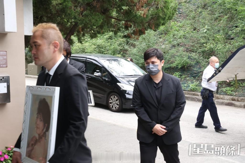 星岛：施明丧礼丨李泳汉、李泳豪送别亡母各行各路哥哥称用“正当手段”拒弟媳入场
