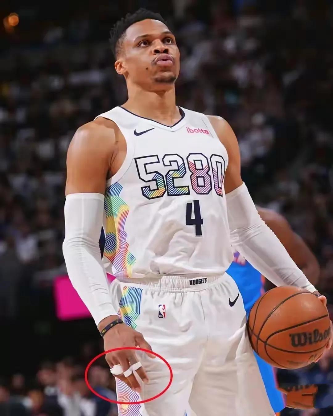 威少在NBA的地位挺值得探讨。他有历史级三双纪录，四个赛季场均三双，这可是前无古