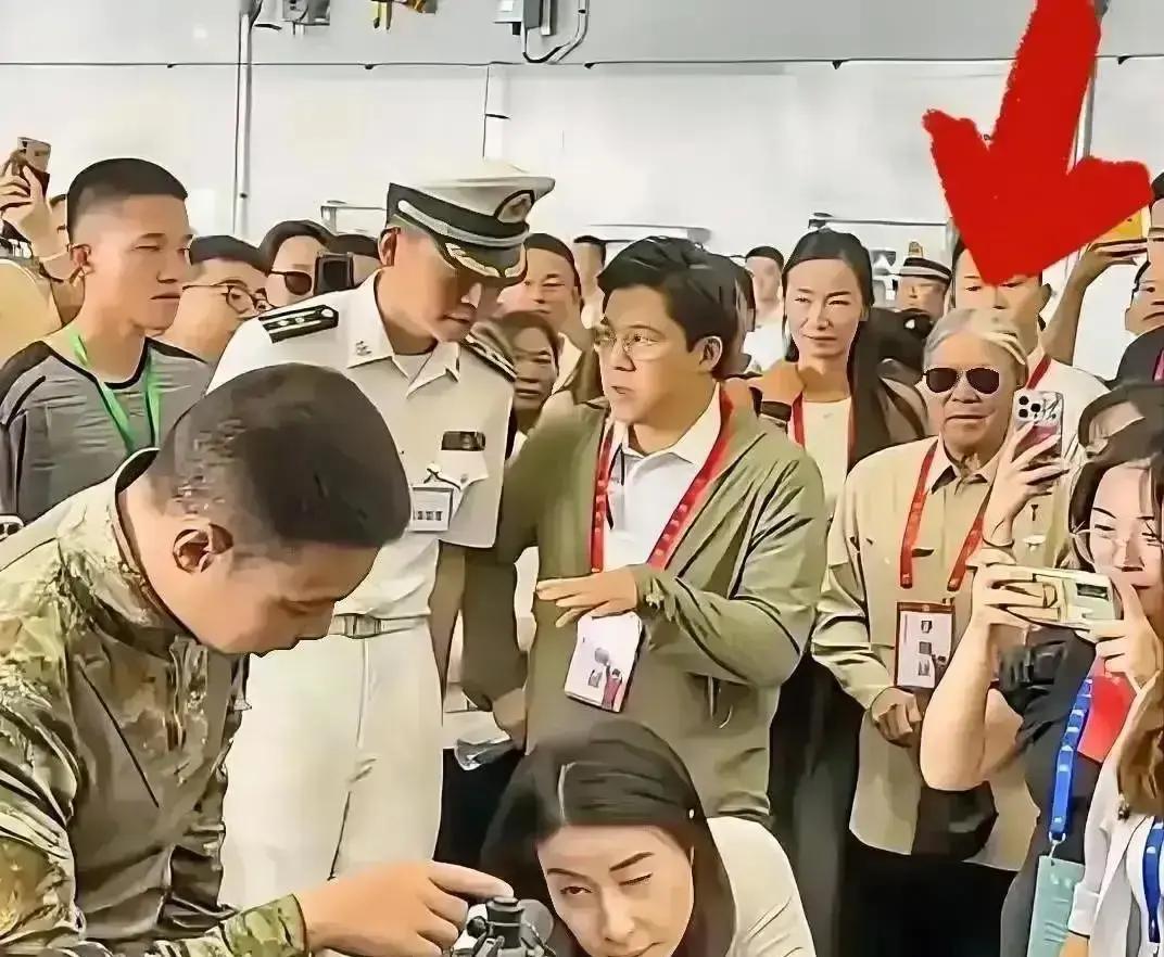 豪门娃也挤经济舱昨天刷到霍启刚一家五口挤在后排中间，行李轮子卡死，俩孩子蹲