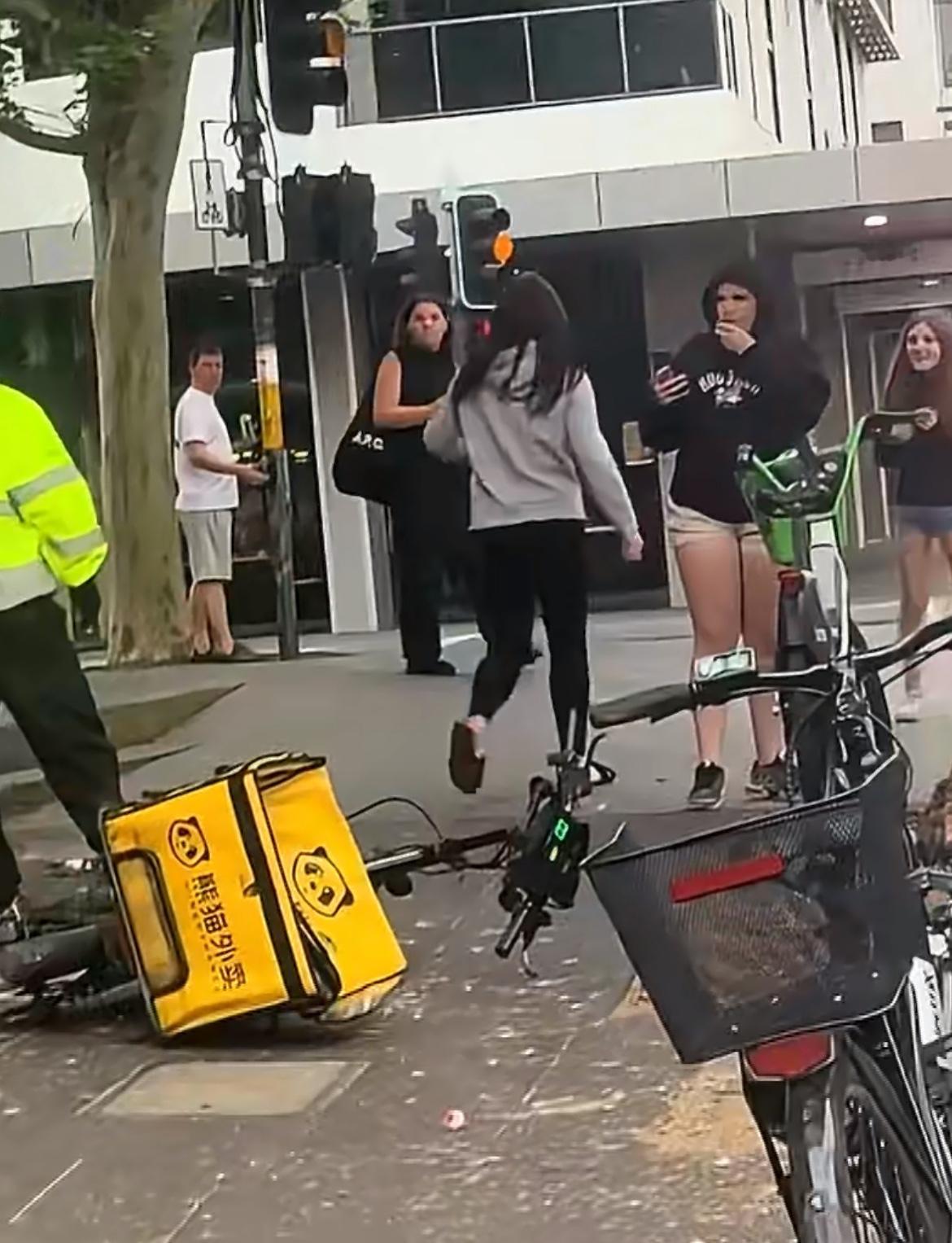 中国留学生在悉尼送外卖，一个teenager鼓掌踹翻他的外卖箱，小哥愤怒地推了这