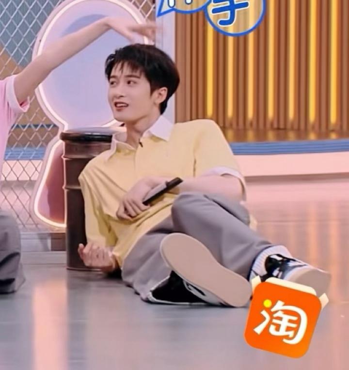 萌的没边儿了😣😣😣檀健次小朋友，地上凉，快起来！​​​