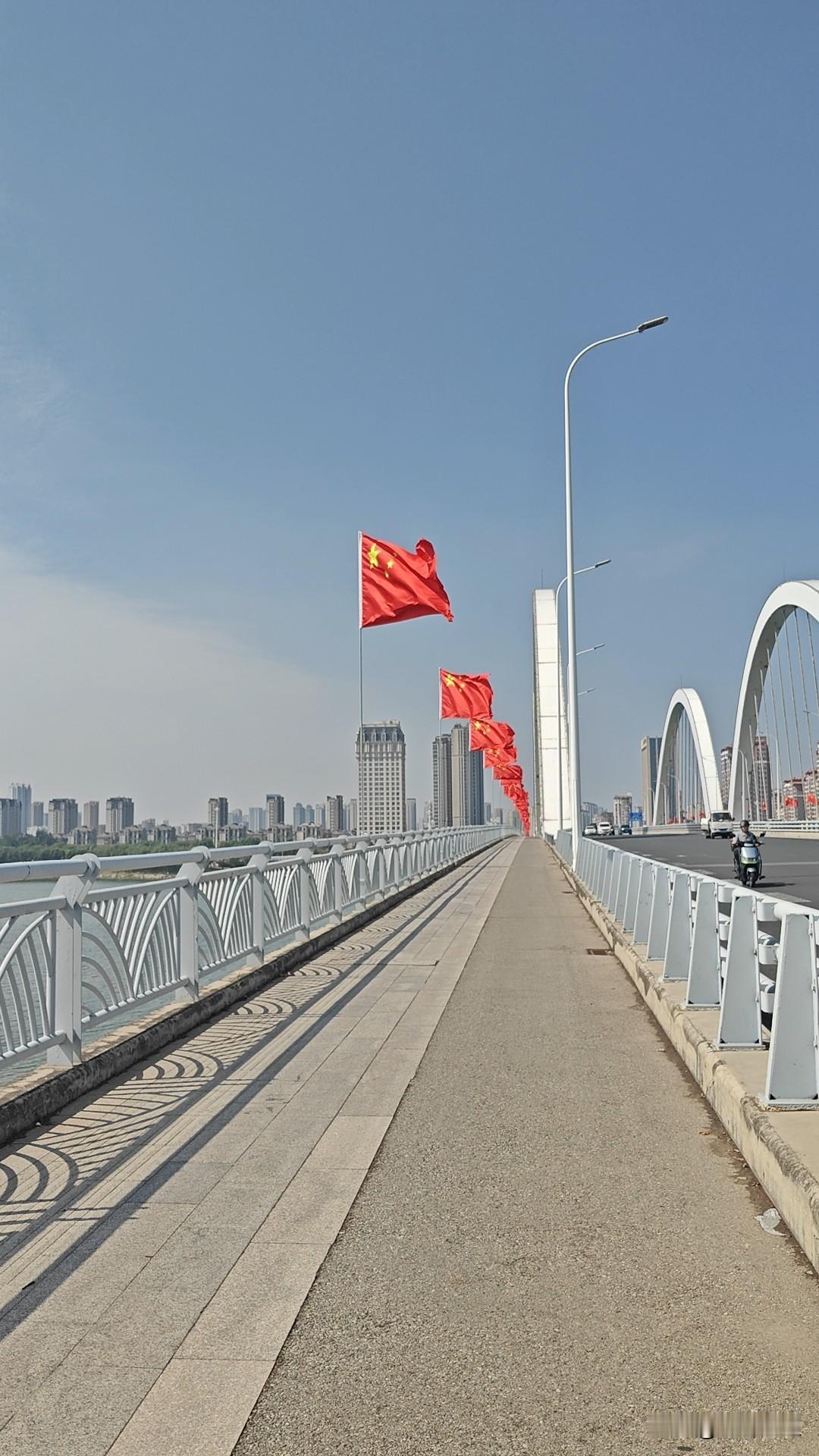 如果教师职称晋级和级内小级一样，就不会有那么多怨声载道了！教师职称评审可以说