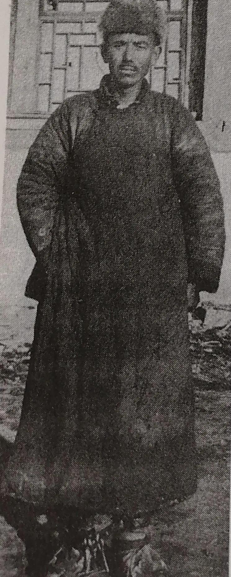 1938年，警卫员石景文为2000大洋出卖赵庆吉，致使其落入日军之手。面对威逼利