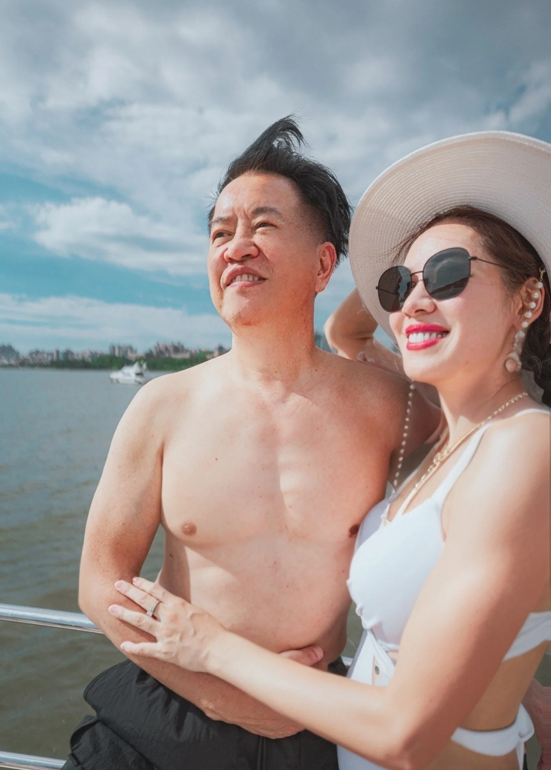 刘伊心和老公享受二人世界，不过这哪里像老公，简直像她老爸。​​​