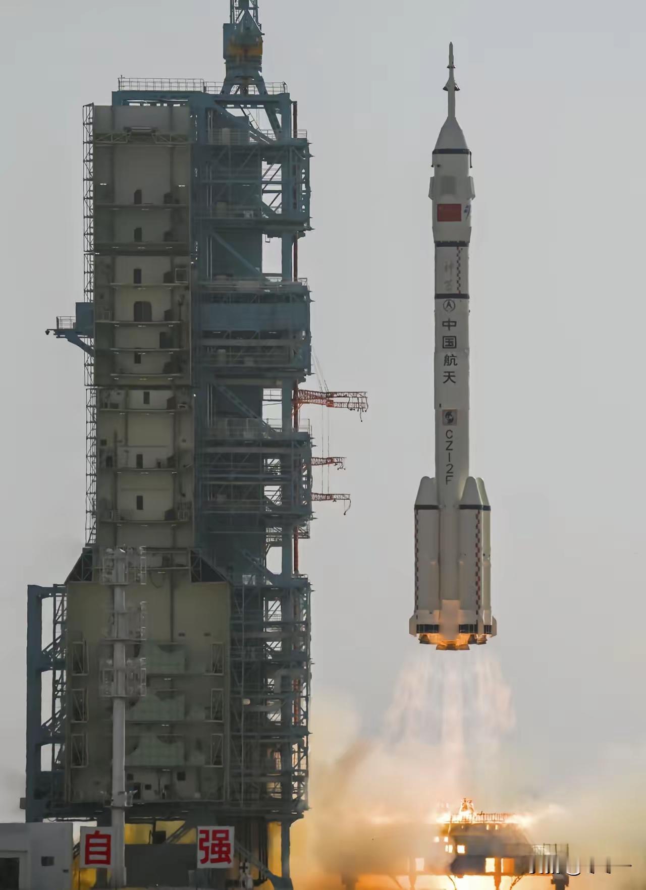 我正吃饭，看到这段笑喷了[笑着哭]神舟22号成功飞天了，网友说，空着也是空着，