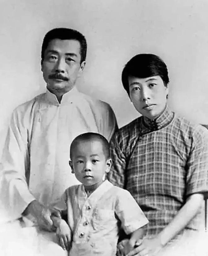 1929年，发生了一桩让鲁迅没想到的事情。坚持丁克的他避孕失败了，儿子海婴出生了