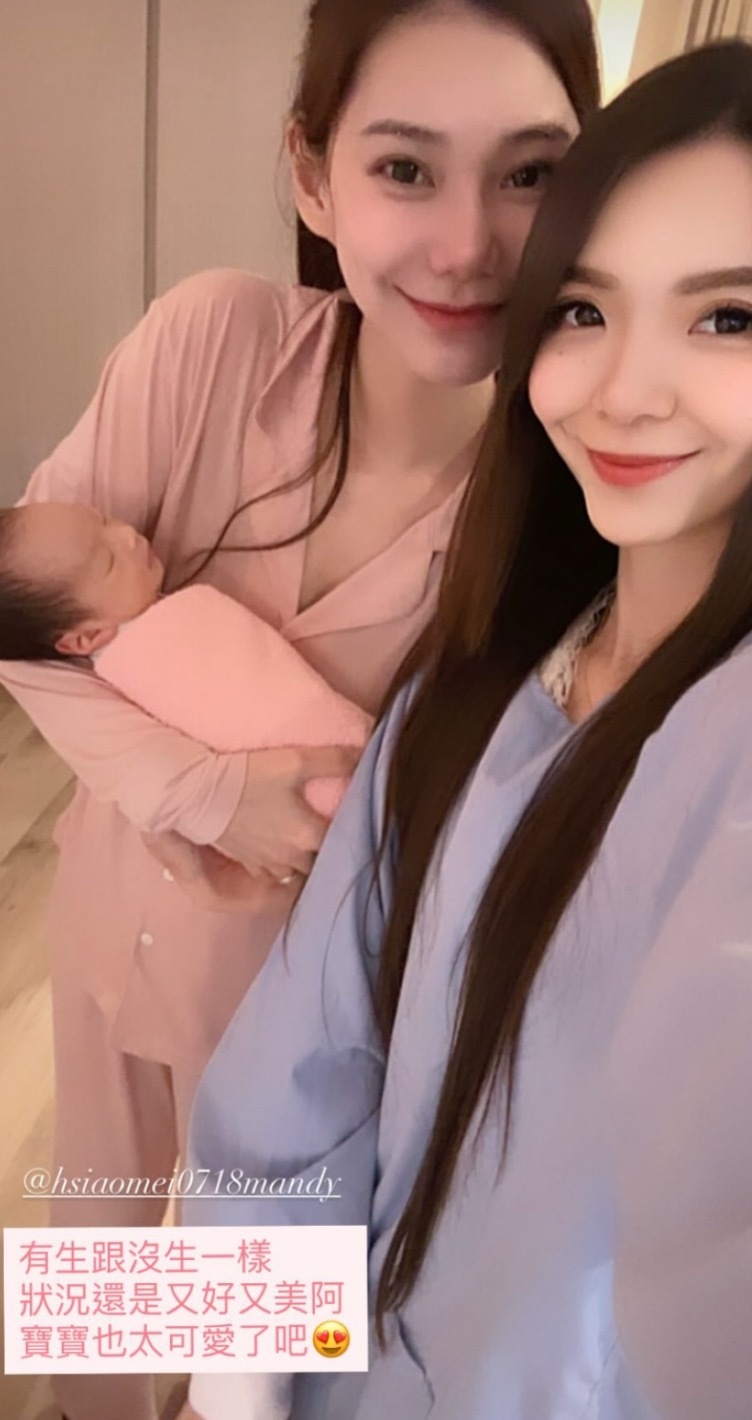 马筱梅和宝宝的合照。朋友去月子中心探望马筱梅，大赞小梅生了和没生之前一样漂亮。