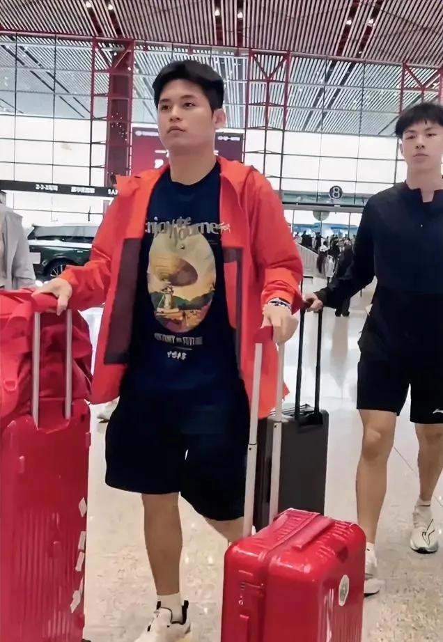 小石头“三件套”改“四件套”，这次是奔着冠军去的！北京时间8月5日，国乒大部队