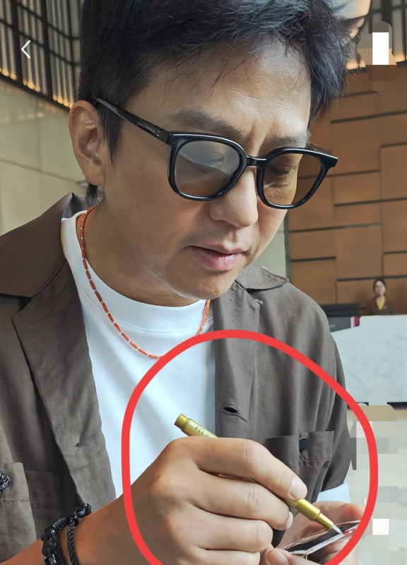 我一个在邓超身边工作过的化妆师朋友偷偷跟我说，她说邓超私下根本就不是电视
