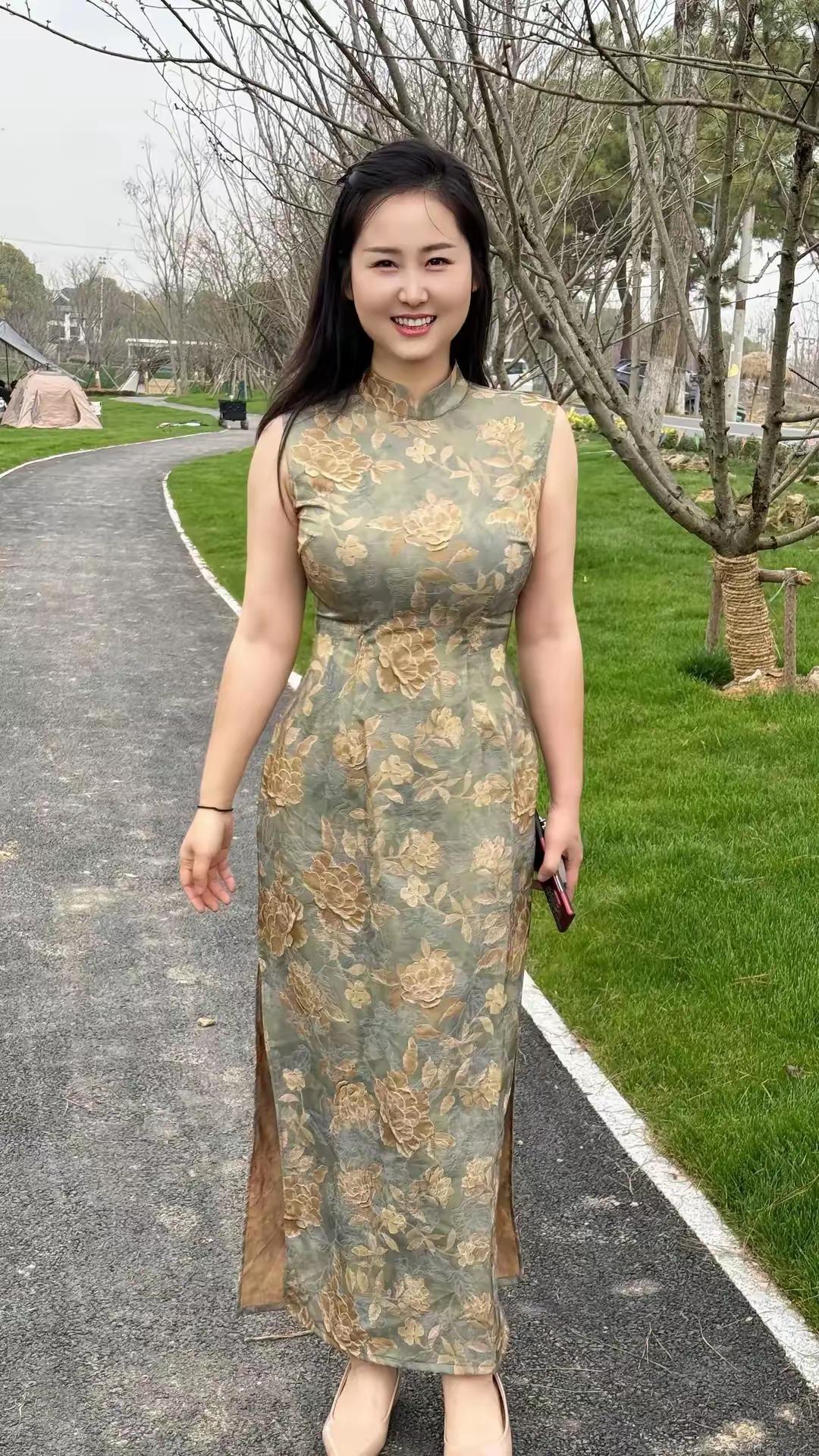东北旗袍佳人身姿温婉着旗袍，风韵天然气质娇。自有关东豪爽骨，端庄大气自妖
