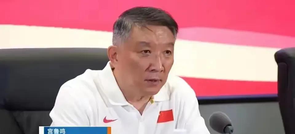 宫鲁鸣的眉头就没松开过。张子宇站在篮下，篮板球像被吸铁石吸住一样，全队进攻流畅