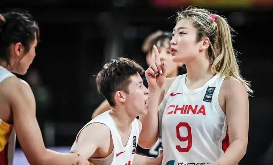 宫鲁鸣这一刀砍得真狠啊！李梦彻底告别国家队了，什么伤病原因都是场面话，明眼人都看