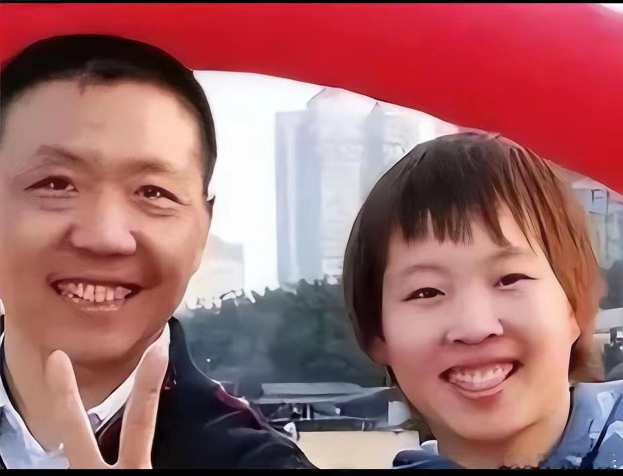 朱雨玲夺冠后，她爸一句话让全网沉默！​谁能想到，女儿拿了冠军，当爹的第一反应竟是