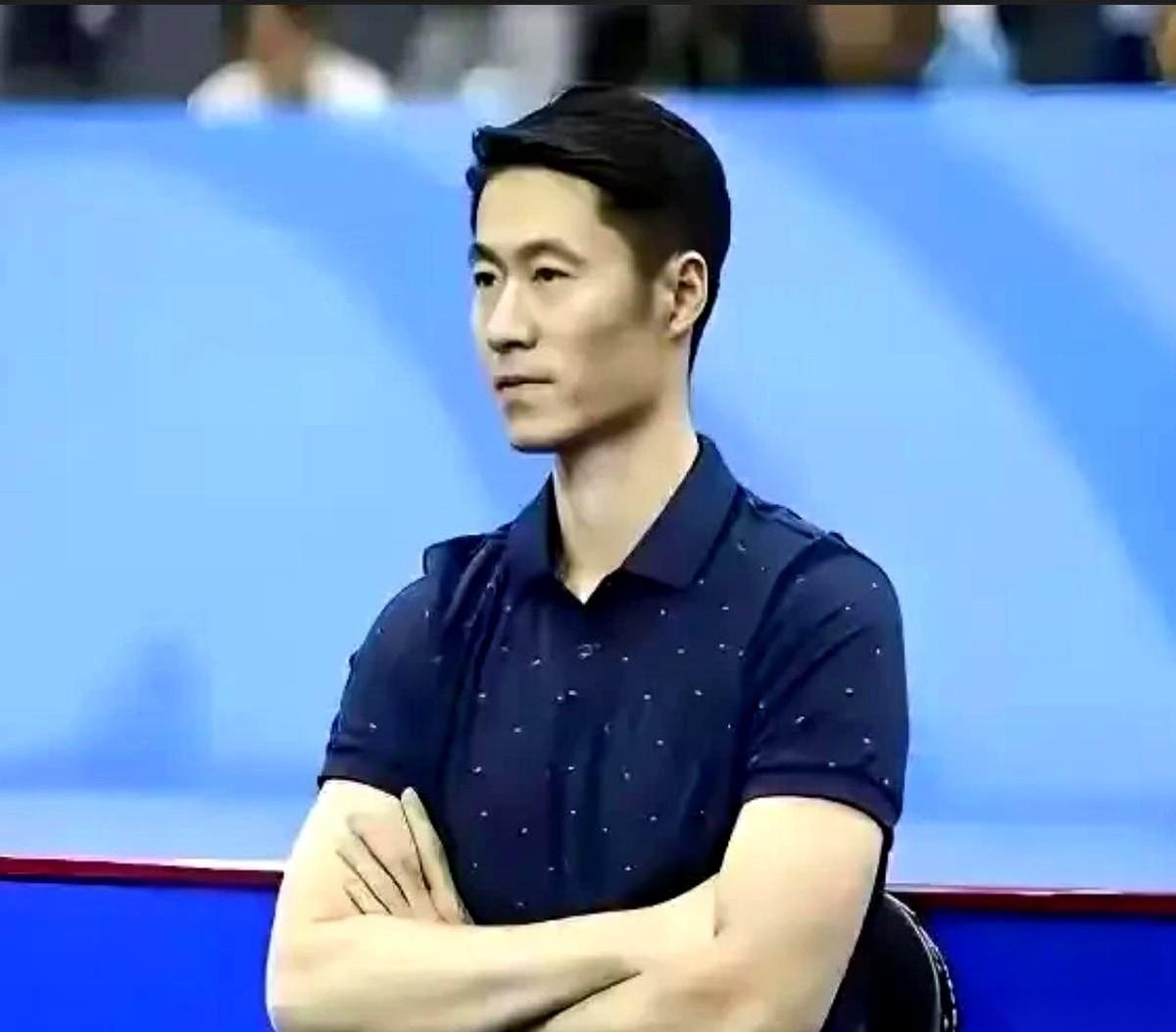 向鹏三局打完，没说话，默默收拾球包，走了。球网对面，是张本智和。镜头扫向看台，