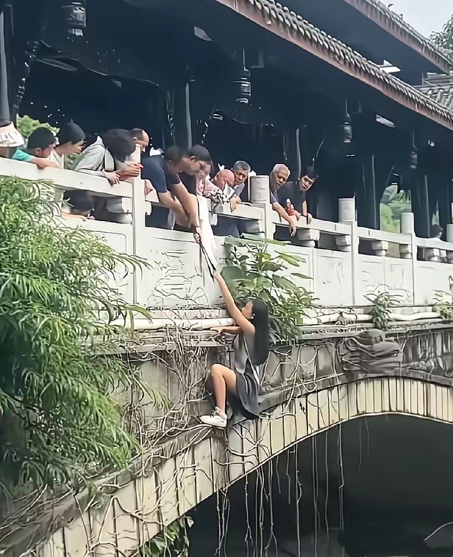 河里诡异一幕看完后背发凉，很多人看完视频都忍不住发问，世上真的存在水鬼这类说