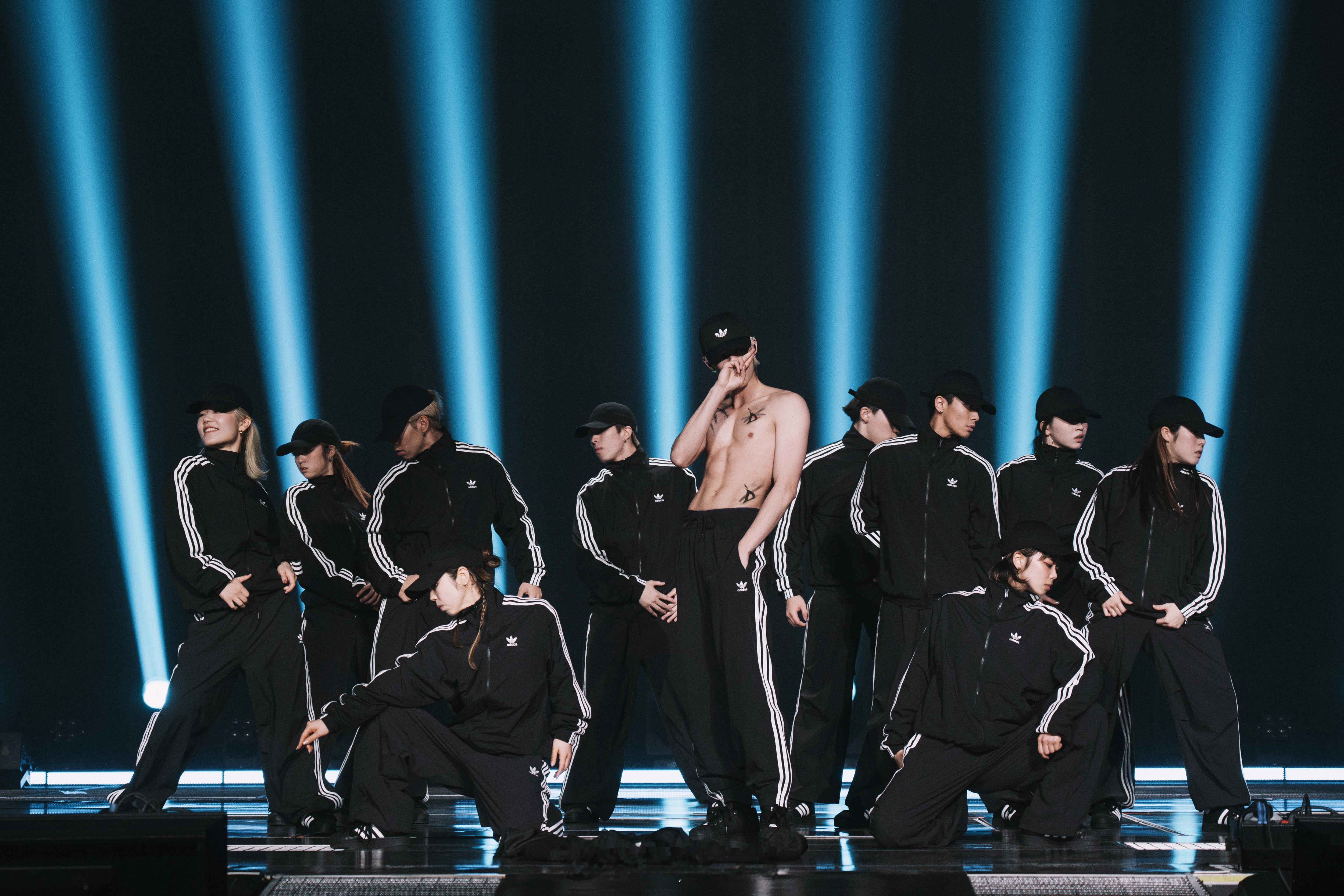 哇哦，王鹤棣演唱会现场裸上身大秀身材，去现场的粉丝大饱眼福。