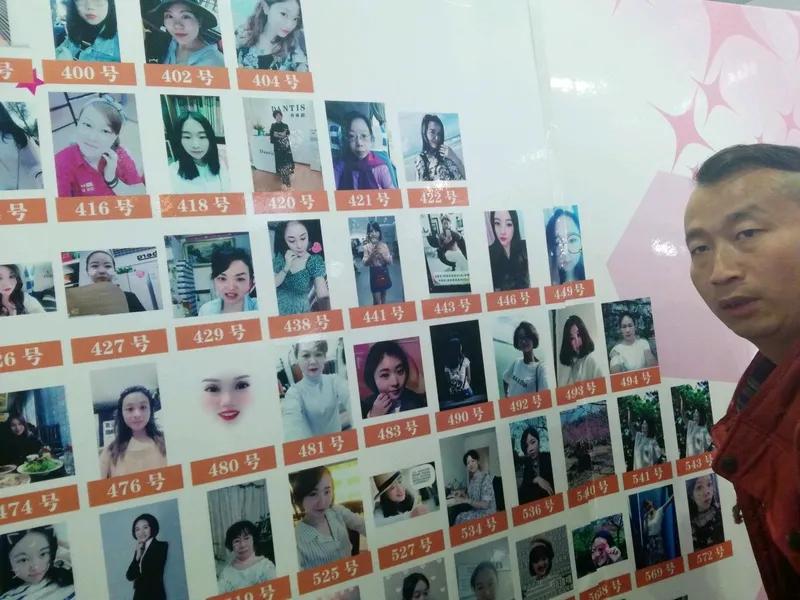 相亲对象的解释今天早上陪舞友去相亲，到了古镇茶楼介绍人早等着。8.30分泡好茶