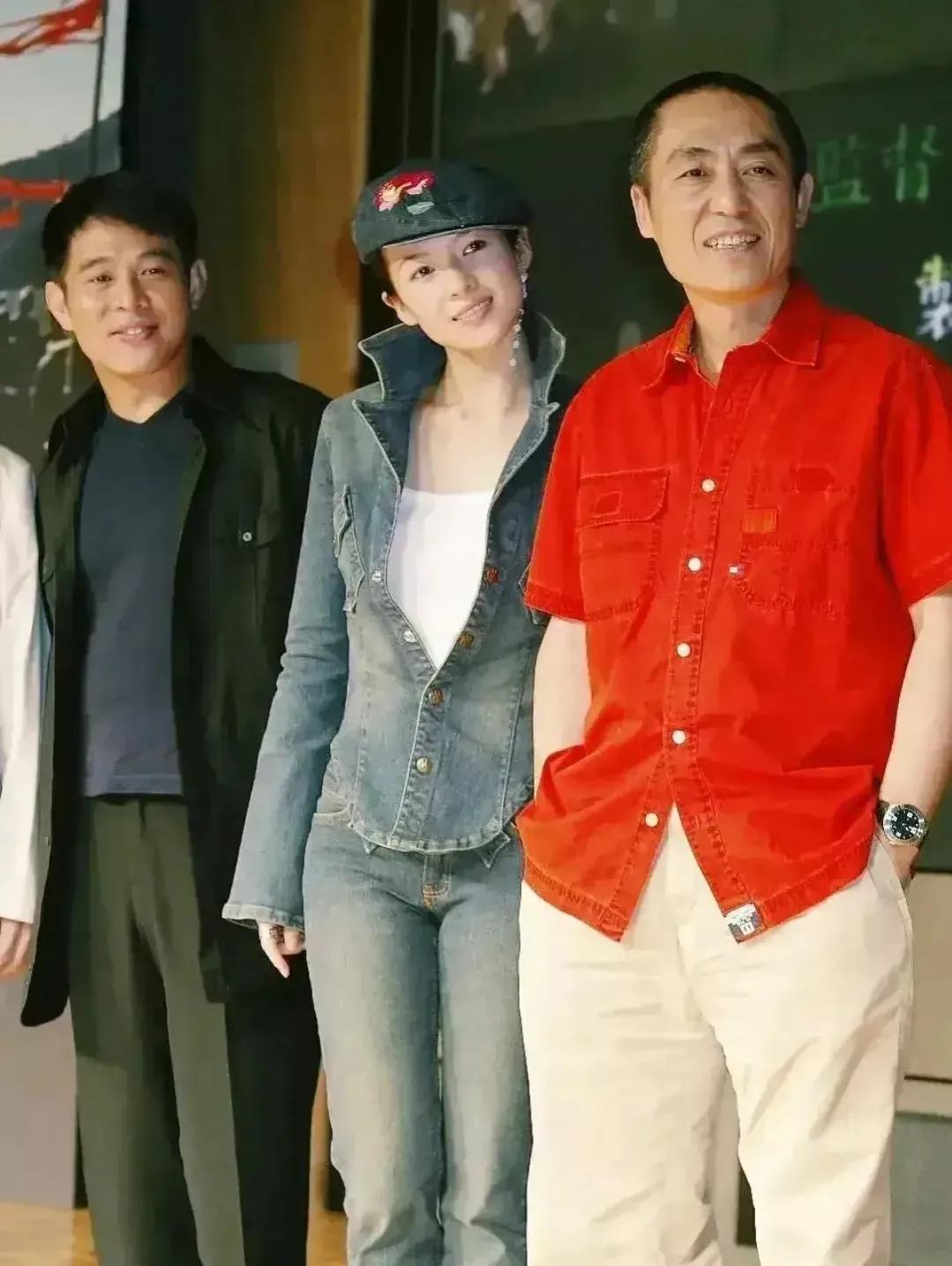 年轻时候的章子怡和张艺谋、李连杰的合影，据说当时章子怡差点把老谋子拿下了。那时