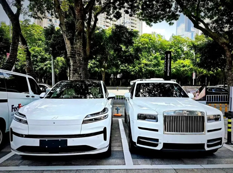 左边是20万的蔚来乐道L90，右边是800万的劳斯莱斯库里南。这外观气场的差