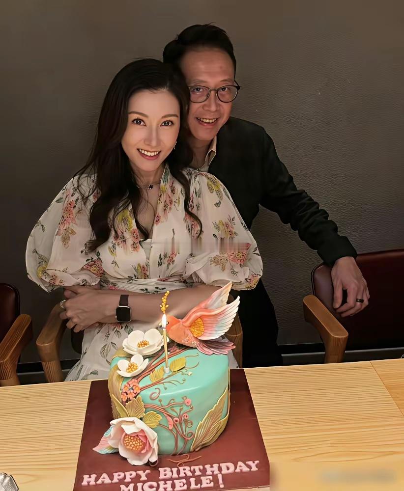 香港媒体为什么用“豪华巴士驶入豪门”形容李嘉欣嫁给何超琼前夫许晋亨。李嘉欣当年