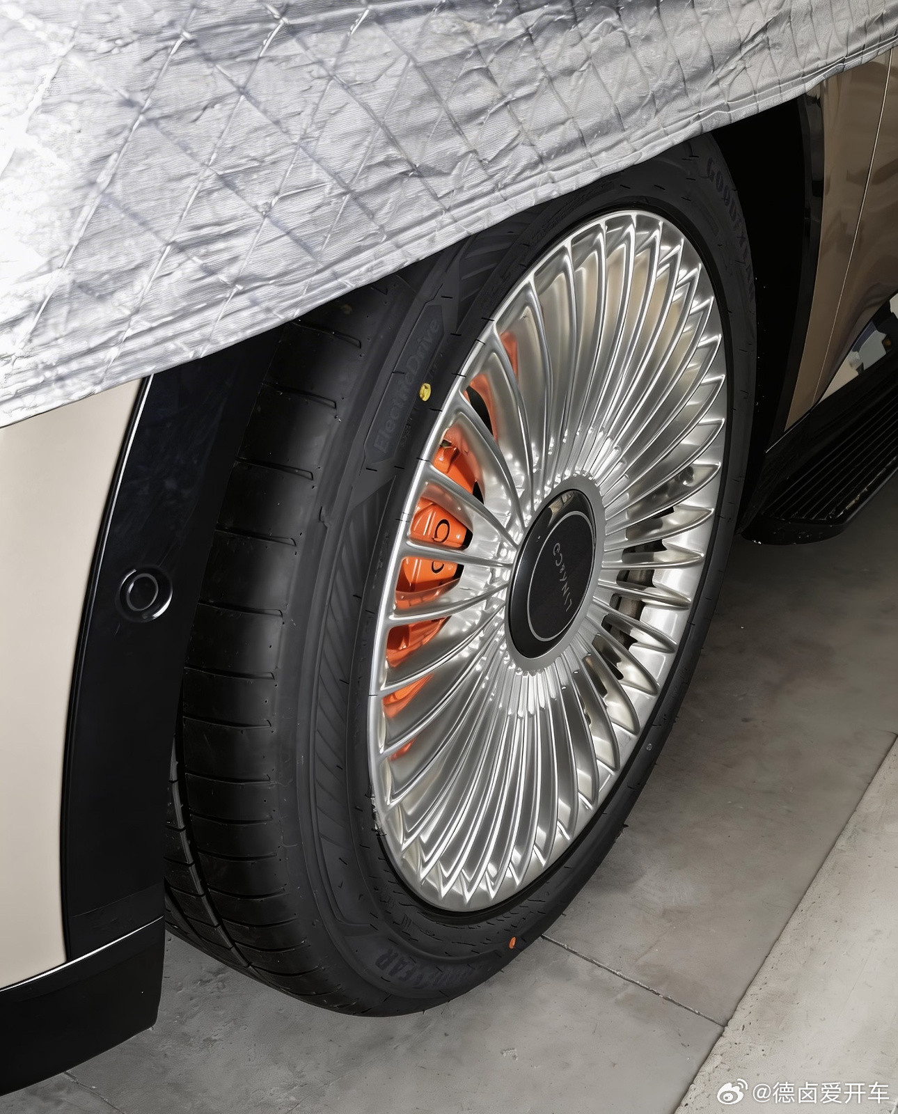 领克900看起来还有更尊的版本？