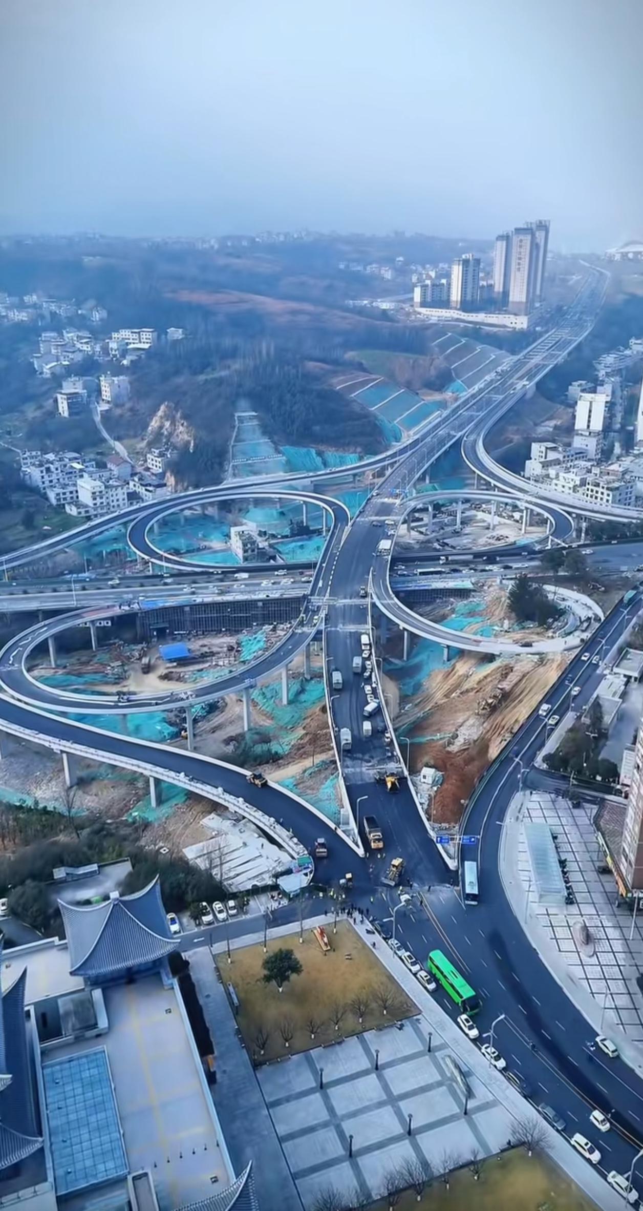 陕南最大城市立交年底通车是最好的新年贺礼。据了解，安康七里沟立交桥将于春节前实现