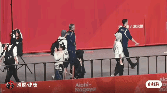亚运男单结束后，现场球迷对着王皓大喊下课，王皓冲着观众席鼓掌，示意观众再喊大声