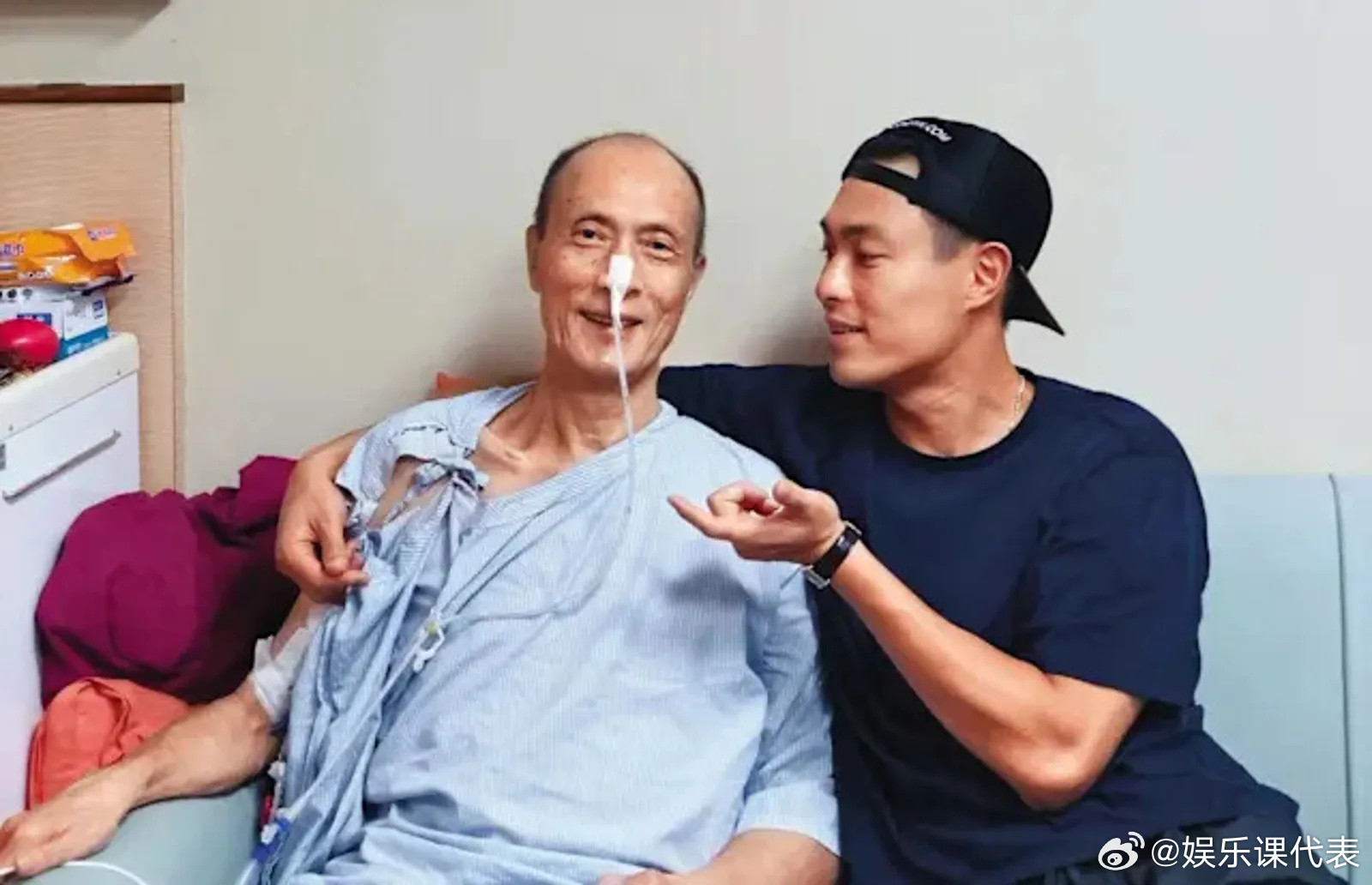 杨祐宁父亲去世杨祐宁悼念父亲12日凌晨，演员通过社交媒体发布有关父亲去世消息，