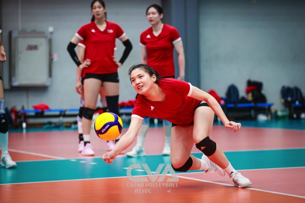 中国女排2026第一期集训图集②红色训练服！这次有山东二传谢盛钰的特写了！