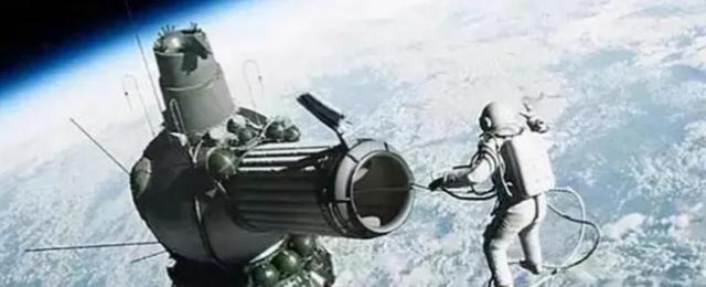 1991年，苏联一名宇航员刚飞上太空，国家解体了。他被遗落在太空上311天。当他