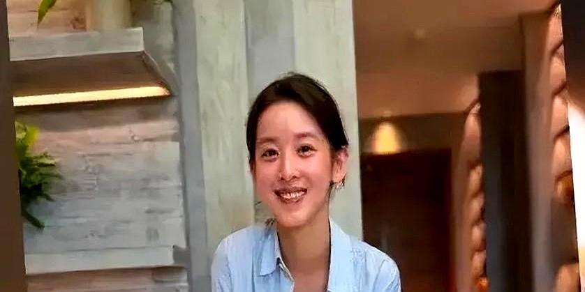 章泽天这生日，哪是庆生，简直是商业路演。11月20日，她晒出的素颜庆生照，背