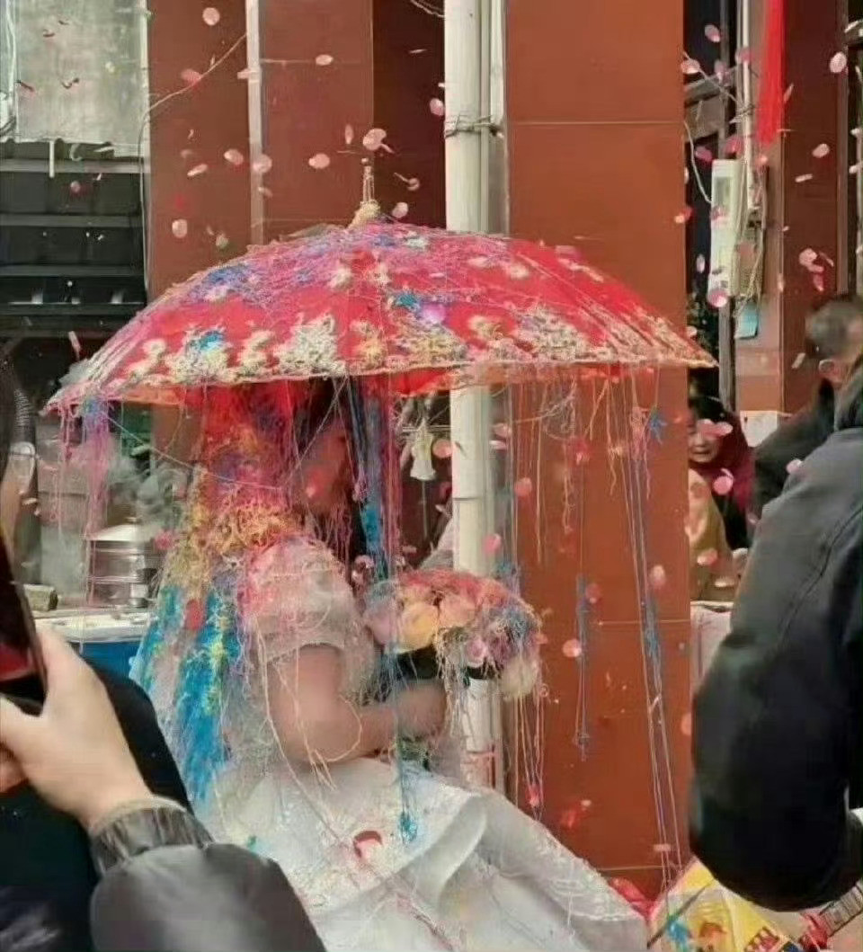 怪不得新娘全程黑着脸换谁都会吧