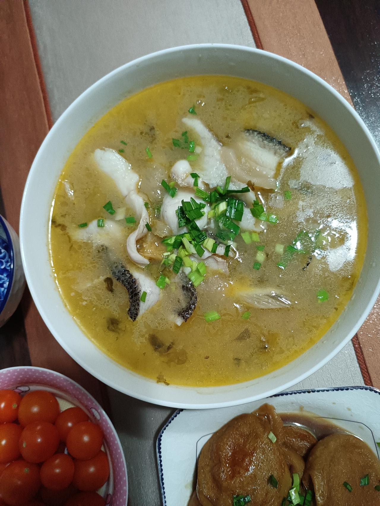 河阳灶头69午餐菜品：酸菜鱼红烧素鸡果盘