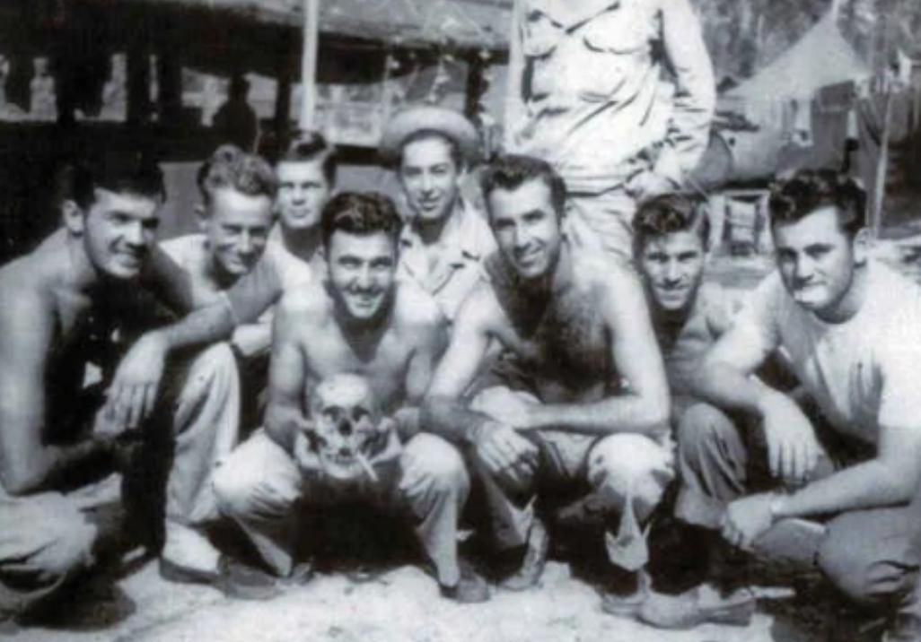 1944年，美军占领塞班岛后，少数美军士兵会亵渎日军阵亡者遗体，拔取牙齿、处理头
