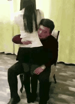 大叔的智慧和阅历，能帮助美女少走弯路。